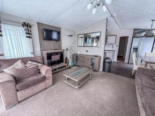Beautiful 8 Berth Caravan With Decking At Broadland Sands In Suffolk Ref 20017Cv - 6