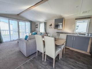 8 Berth Caravan With Decking And Wifi At Broadland Sands Park Ref 20064Cf - 4