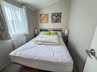 8 Berth Caravan With Decking And Wifi At Broadland Sands Park Ref 20064Cf - 1