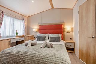 Vivian Lodge 2 Bedroom New Forest Holiday Home Hoburne Bashley - 9