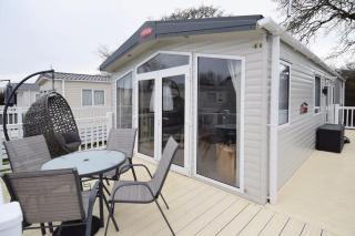 Vivian Lodge 2 Bedroom New Forest Holiday Home Hoburne Bashley - 6