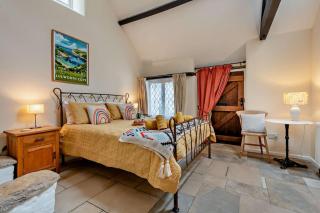 Castle Forge 4-Bedroom Historic Purbeck Forge in Kingston, Corfe Castle, Sleeps 7 - 7