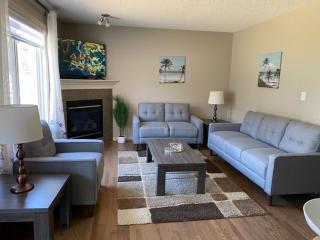 Entire Home in Edmonton South 15 Minutes to Airport - 0