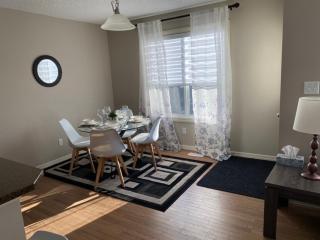 Entire Home in Edmonton South 15 Minutes to Airport - 9
