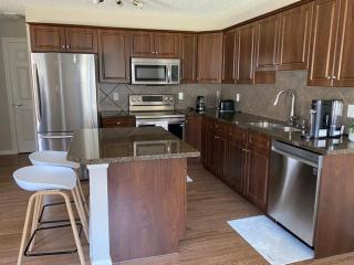 Entire Home in Edmonton South 15 Minutes to Airport - 7