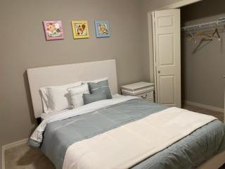 Entire Home in Edmonton South 15 Minutes to Airport - 6