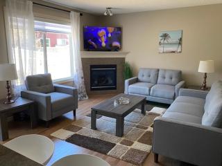 Entire Home in Edmonton South 15 Minutes to Airport - 3