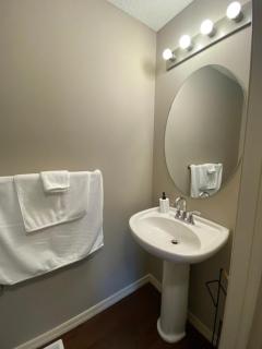 Entire Home in Edmonton South 15 Minutes to Airport - 1
