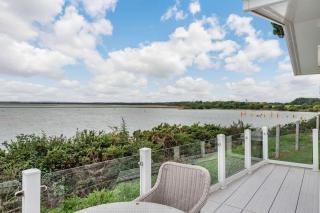 Bay View 2-Bed Lodge with Glorious Harbour View and Balcony - 8