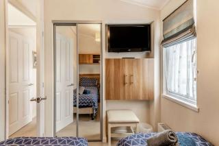 Bay View 2-Bed Lodge with Glorious Harbour View and Balcony - 2