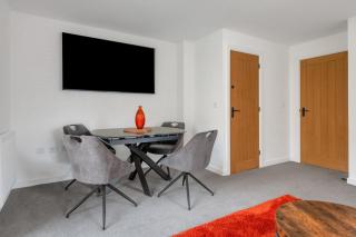 Modern 2-Bed House with Private Garden & Parking - 3