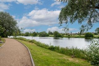 Modern 2-Bed House with Private Garden & Parking - 1