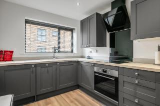 Modern 2-Bed House with Private Garden & Parking - 7