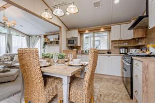 Bunny Lodge Quiet 2-Bed Luxury Home near Milford on Sea - 6