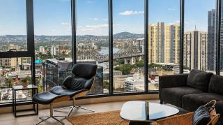 LUXE 3BR Penthouse with Story Bridge and River Views - 0