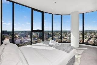 LUXE 3BR Penthouse with Story Bridge and River Views - 6