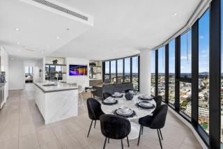 LUXE 3BR Penthouse with Story Bridge and River Views - 9