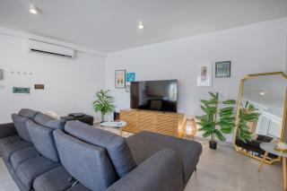 Sunny & Spacious 2BR Sofa Bed Great Location - 9