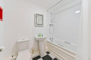 Spacious 2-Bed Flat with Free Parking, Bromley - 2
