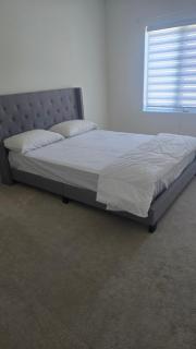 Modern & spacious 4-bedroom home with free parking - 7