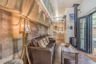 Oak Tree Lodge - Luxury 2-Level Shepherd's Hut near Dartmouth - 7