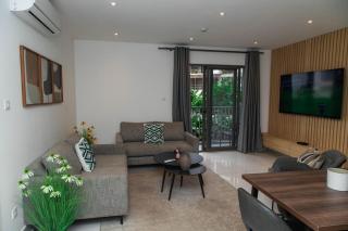 Loxwood House 2BR Near Airport City & Balcony - 9