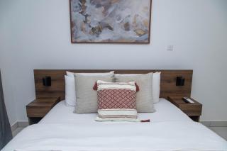 Loxwood House 2BR Near Airport City & Balcony - 6