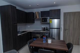 Loxwood House 2BR Near Airport City & Balcony - 3