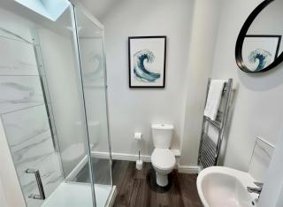 Stylish New 4BR Home-Free Parking-Sleeps 8 - 4