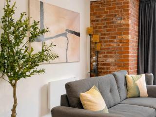 Stylish 1BR - Sleeps 4 - Free Parking - Manchester - 3