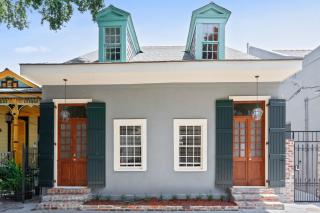 Historic 1840s Cottage Villa 2 min Steps from French Quarter 9br 7ba - 3