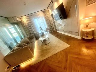 FLH Golden Elegance - Balcony, Garage & King Bed close to Therme and Airport - 3