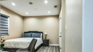 View - Queen Bed & Bathroom & Suite - 8