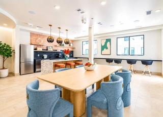 Central Suite Haven, Pool, Gym, View Deck Area - 7