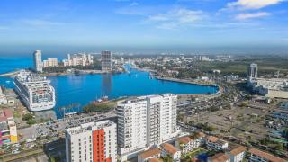 Deck12, 2BR Premium, Pool Access Parking - 3