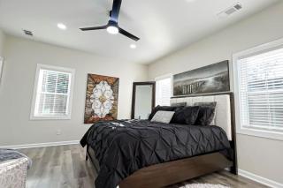 Spacious 5BR Home Sleeps 12 Pet Friendly - 9