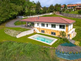Villa con piscina privada y vistas a la naturaleza - 0