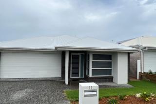 8 Bedrooms with 2 ensuites (4 Toilets together - 7