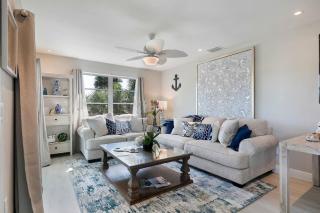 Beach Retreat Steps from the Shore with Island Vibes & Relaxing Coastal Charm - The Sand - Roelens - 4