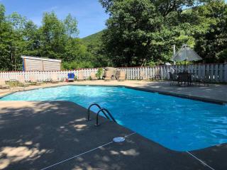 One Bedroom Apartment with Balcony, Pool and Hot Tub near Loon Mountain - 3