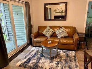 One Bedroom Apartment with Balcony, Pool and Hot Tub near Loon Mountain - 2
