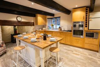 Tynewedd Farmhouse - Historic 1652 Farmhouse, Hot Tub, Sleeps 12 - 9