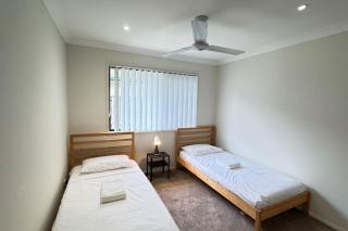 Beautiful 4 BDR House with ensuite and AC - 4