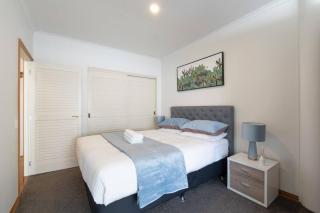 Modern Apartment by Auckland Ferry Terminal - 3