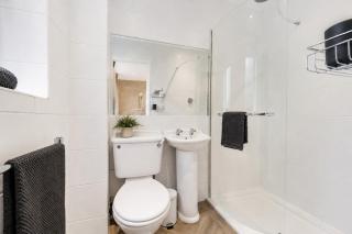 NEW! Threadfold Townhouse - Peaceful Riverside Stay - Sleeps 6 - 1