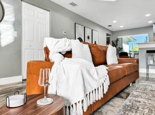 Brand New Modern Villa - Fully Fenced Backyard - 6