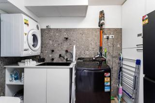 Central 2B Apartment Parking. Wi-Fi. Views. - 6