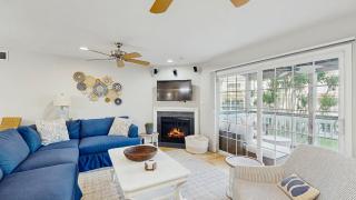 Canal Landing townhouse with community pool - 8