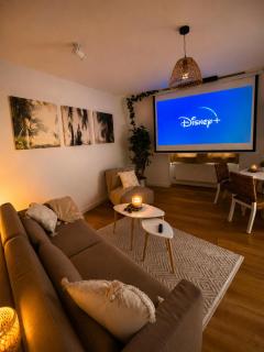 Cinema Apartment Magdeburg - Balkon & Beamer - 9