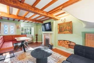 Beautifully Restored Cotswolds 4 Bed Cottage in Moreton-In-Marsh, High Street - With Garden & Fast WIFI - 4 Doubles & 1 Single Bed --- With Antique Artwork & decorative Antique-Style Flintlock Wall Display Rifle - MAE Cottage - 0